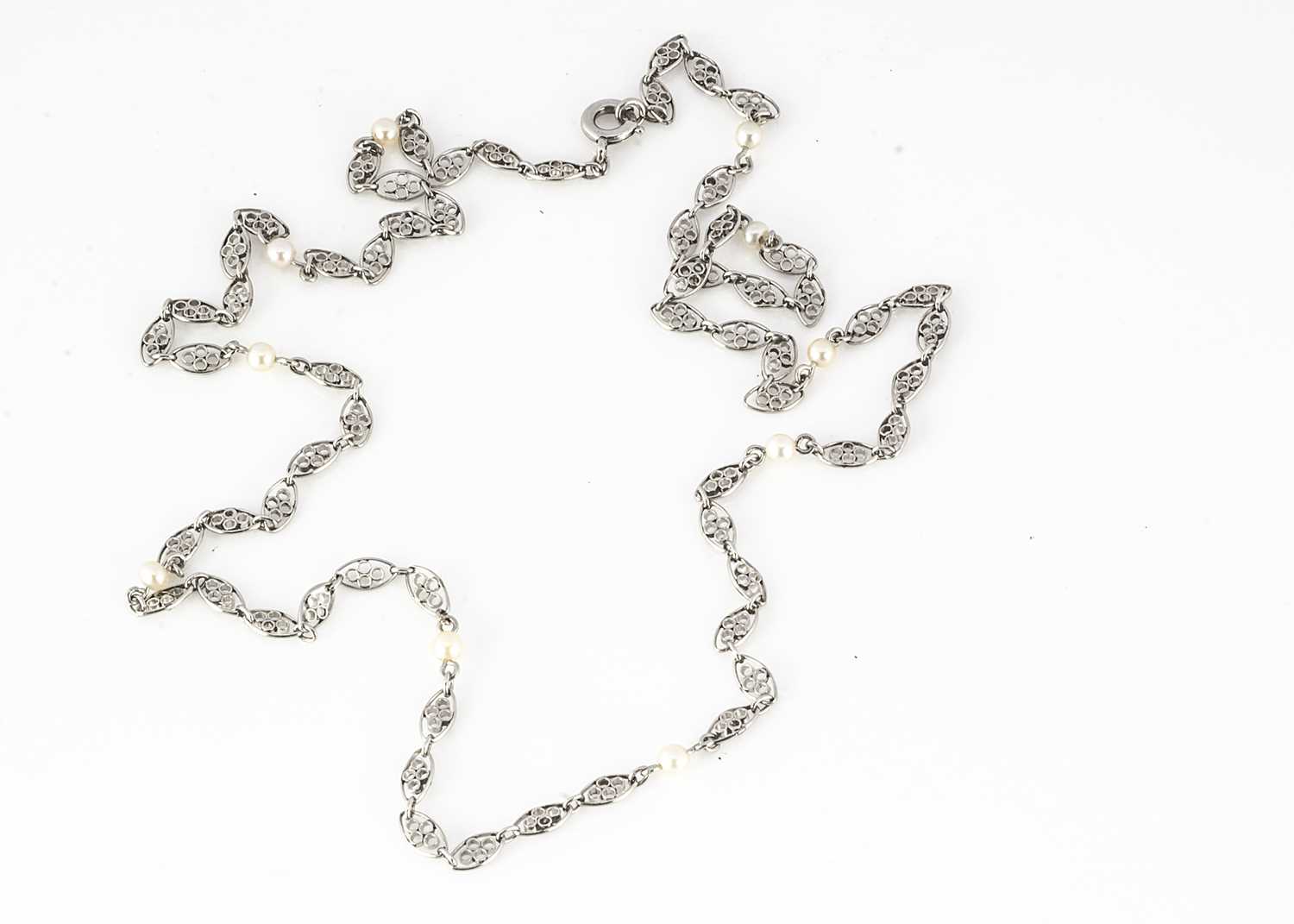 Lot 52 - An Art Deco platinum and seed pearl chain