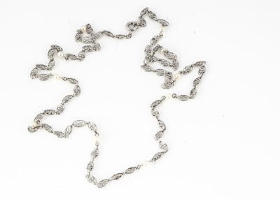 Lot 52 - An Art Deco platinum and seed pearl chain