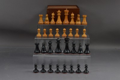 Lot 409 - A good vintage boxwood Library chess set