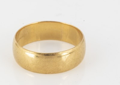 Lot 55 - A 22ct gold flattened wedding band