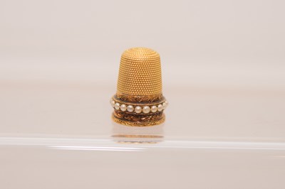 Lot 567 - A pretty Victorian 15ct gold and seed pearl thimble