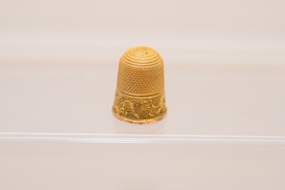 Lot 573 - A yellow metal thimble