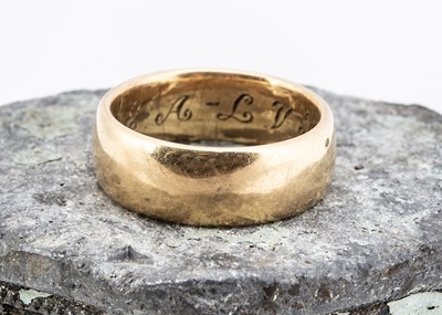 Lot 9 - A 1920s 18ct gold wedding band