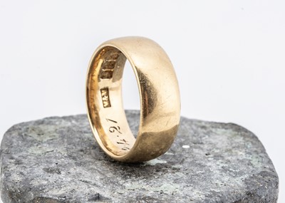 Lot 9 - A 1920s 18ct gold wedding band