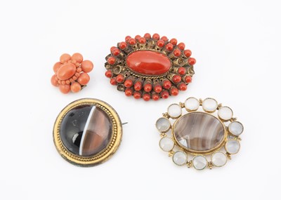 Lot 17 - A 19th Century pinchbeck and agate set oval cluster brooch