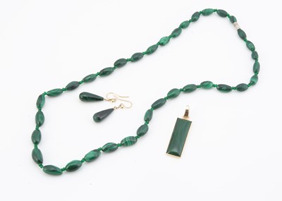 Lot 51 - A collection of malachite jewels