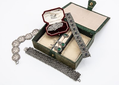 Lot 61 - A collection of good Art Deco and later silver jewellery