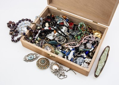 Lot 65 - A collection of costume jewellery