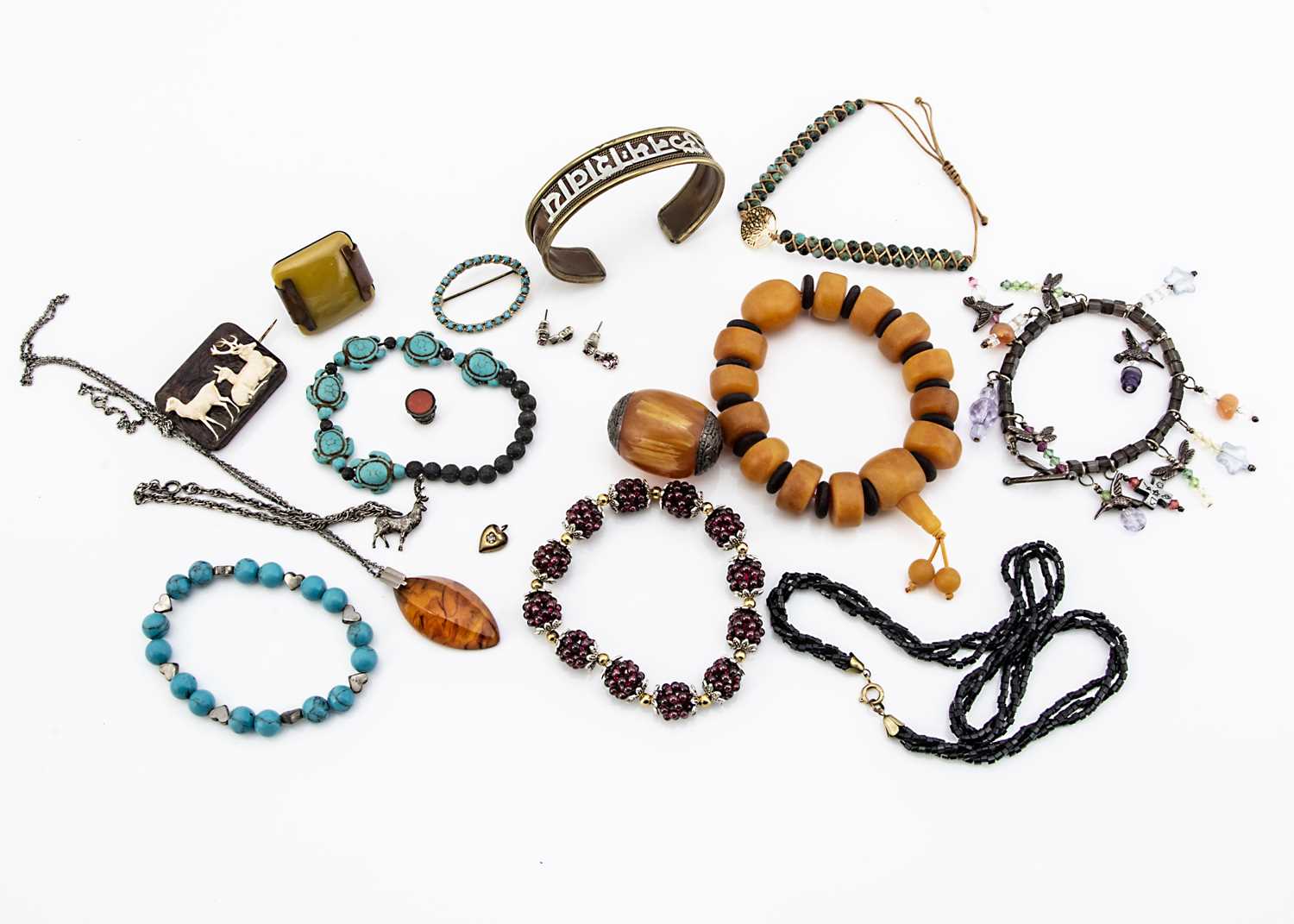 Lot 74 - A small collection of costume jewels