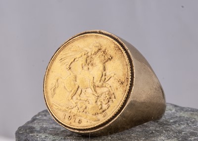 Lot 81 - A full sovereign gentleman's ring