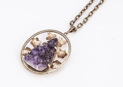 Lot 91 - An amethyst and 9ct gold oval pendant on an oval linked 9ct gold chain