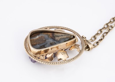 Lot 91 - An amethyst and 9ct gold oval pendant on an oval linked 9ct gold chain