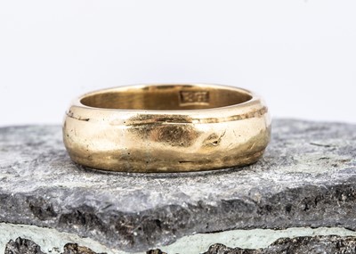 Lot 93 - An 18ct gold barrel shaped wedding band