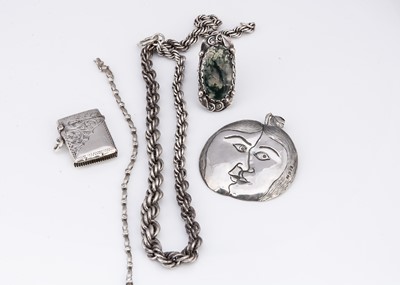 Lot 104 - A collection of silver jewellery