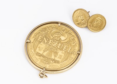 Lot 113 - A Venezuelan gold coin marked 900 within a gold mount