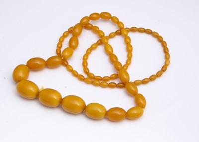 Lot 125 - A string of graduated oval amber beads