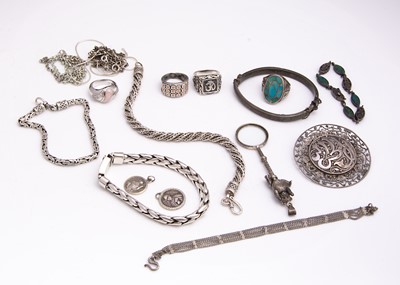 Lot 131 - A collection of silver jewellery