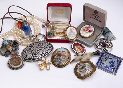 Lot 132 - A collection of costume jewellery