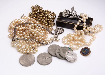 Lot 133 - A quantity of costume jewellery