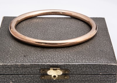 Lot 142 - An art deco 9ct gold rounded arm bangle