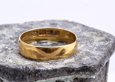 Lot 146 - A 22ct gold wedding band