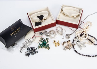 Lot 160 - A collection of costume and silver jewellery