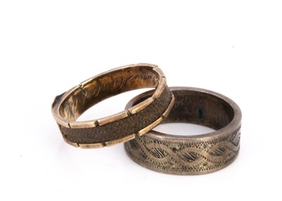 Lot 173 - A 19th century mourning hair ring