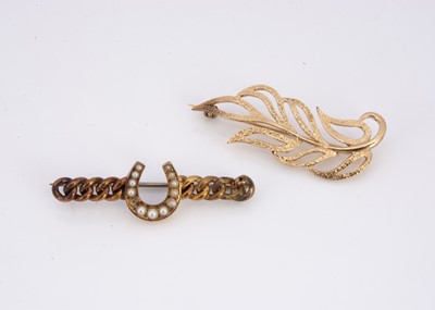 Lot 175 - A 9ct gold leaf brooch