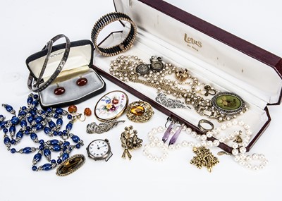 Lot 184 - A good collection of costume jewels