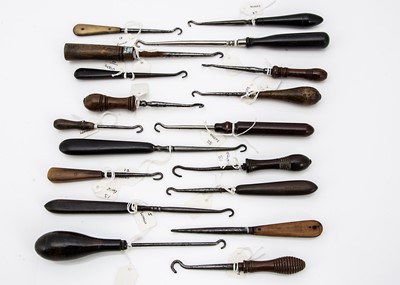 Lot 198 - A collection of 18 wooden handled and other button hooks