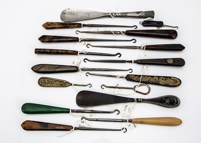 Lot 212 - A collection of sixteen various button hooks and shoe horns