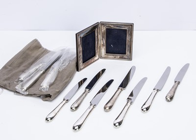 Lot 281 - A set of five modern silver handled dinner and side knives