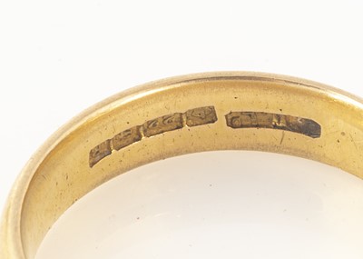 Lot 99 - A 22ct gold wedding band