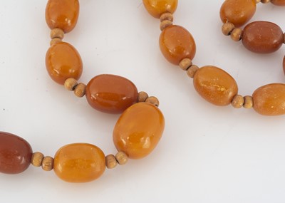 Lot 341 - An amber string of oval beads