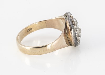 Lot 349 - A diamond cluster dress ring