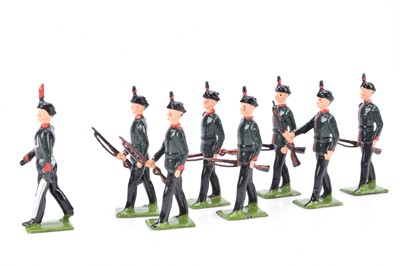 Lot 599 - Britains loose post WW2 only set 2072 Kings Royal Rifle Corps, marching at the trail, with officer