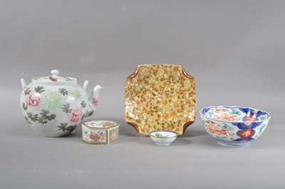 Lot 145 - An assorted collection of Chinese and Japanese ceramics