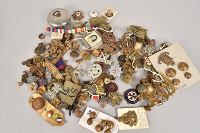 Lot 652 - An assortment of various badges and buttons