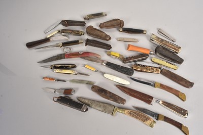 Lot 815 - An assortment of various knives