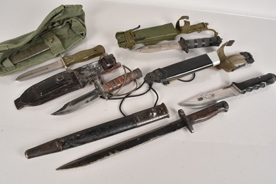 Lot 824 - A selection of various knives