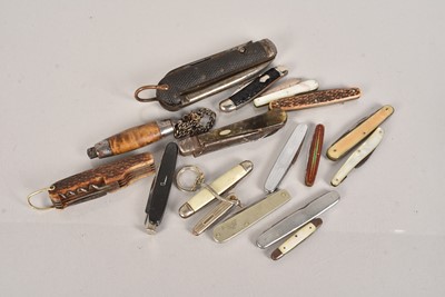 Lot 826 - A selection of Pen/Pocket Knives