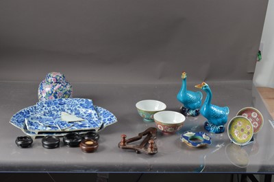 Lot 121 - An 18th century Chinese porcelain plate