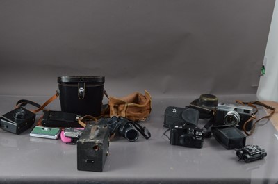 Lot 129 - A collection of vintage cameras