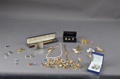 Lot 146 - A collection of costume jewels