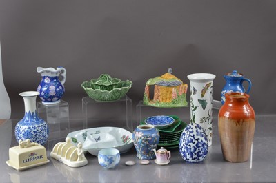 Lot 327 - A collection of ceramics