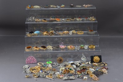 Lot 354 - A large collection of brooches