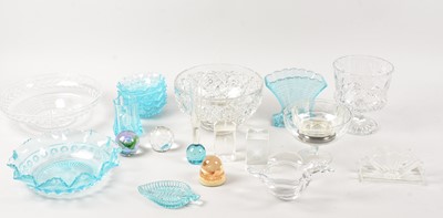 Lot 403 - A box of various glass items