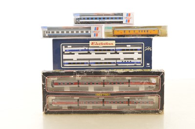 Lot 19 - Spanish Outline N Gauge Articulated Coach Packs and Coaches