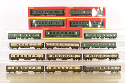 Lot 97 - Hornby 00 Gauge boxed and unboxed BR SR green Mk1 Coaches and unboxed chocolate and cream Pullman Coaches (16)