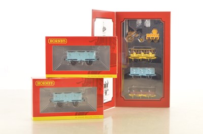 Lot 98 - Hornby 00 Gauge R3956 Stephenson's Rocket Mail Coach Train Pack and additional 3rd Class Coaches